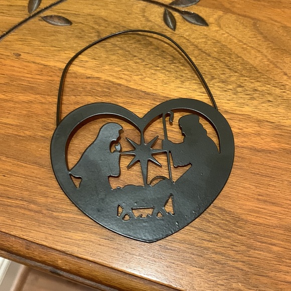 Metal nativity scene ornament - Picture 3 of 4